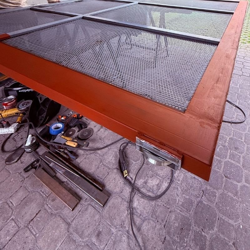 Cambio de rodamientos y reconstrucción de zócalo en portón corredizo. Sustitución de ruedas inferiores, reconstrucción completa del zócalo y ajuste de cierre para un funcionamiento óptimo. Trabajo realizado por HERREELEC.